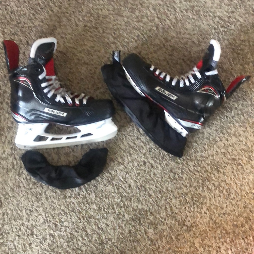 The Bauer Vapor X2.7 hockey skates